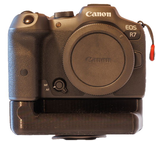 EOS R7 mit angebrachtem Fake-Batteriegriff