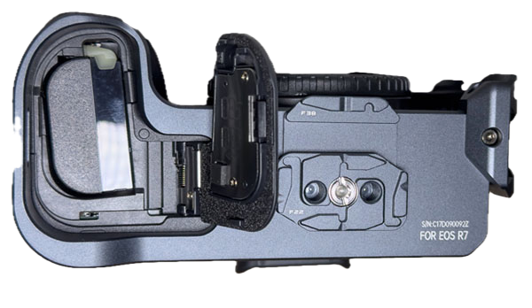 Auch das Batteriefach l&auml;sst sich problemlos &ouml;ffnen und schlie&szlig;en 