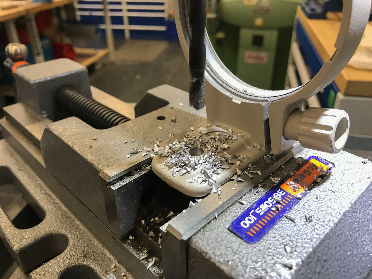 Anbringen der Bohrung im Objektivfu&szlig;