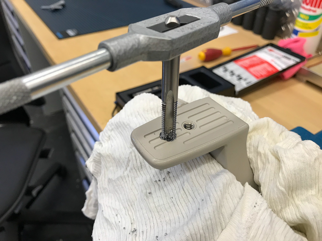 Schneiden des Gewindes f&uuml;r den Gewindeeinsatz