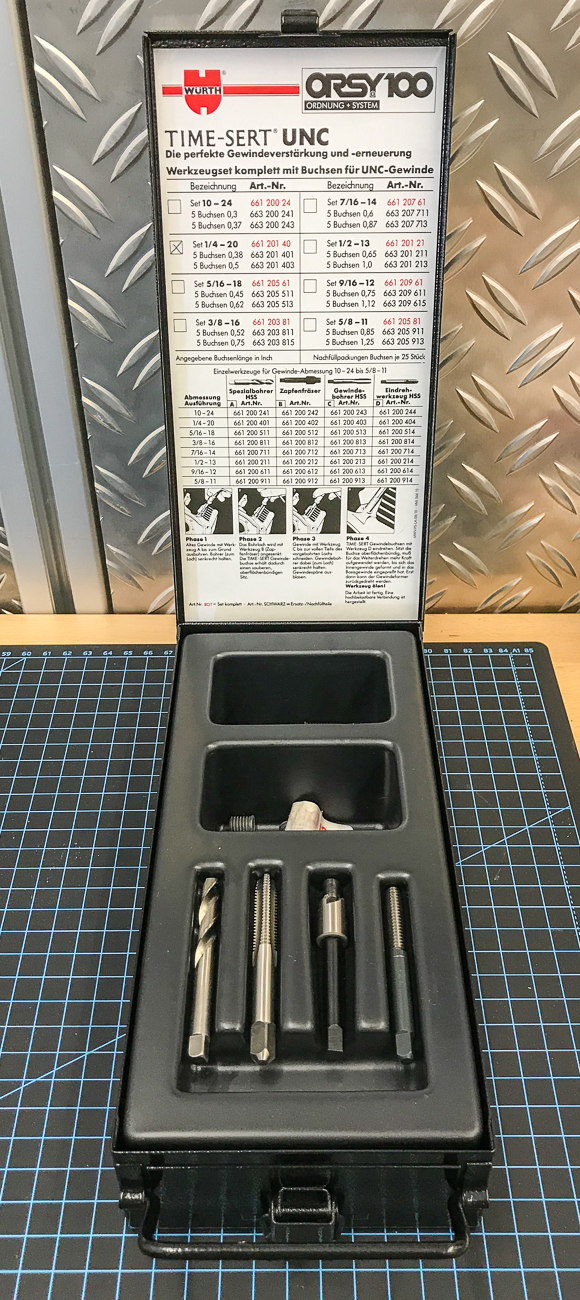 Objektivfu&szlig; mit Arca Swiss Adapterplatte, mit zwei Schrauben verdrehsicher angebracht